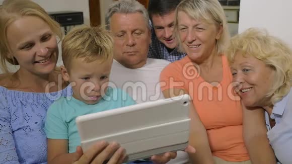 大家庭在触摸板上观看视频视频的预览图