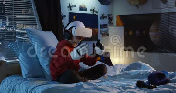 男孩玩VR耳机和外骨骼手套视频的预览图
