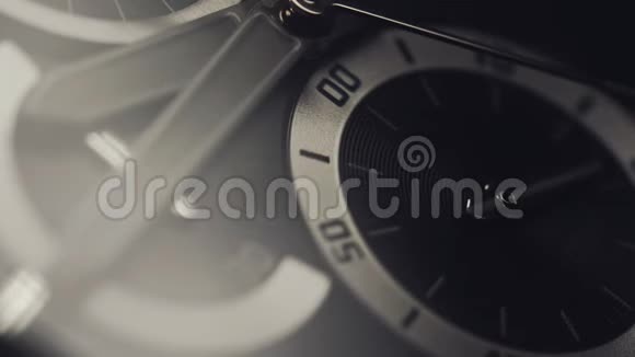 豪华手表宏观工作室拍摄漂亮的不锈钢机械钟表双手合拍视频的预览图