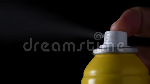 黄色喷瓶在黑色背景上缓慢移动视频的预览图