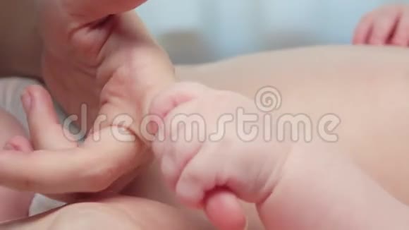 婴儿握着成人的手在灰色的背景上视频的预览图