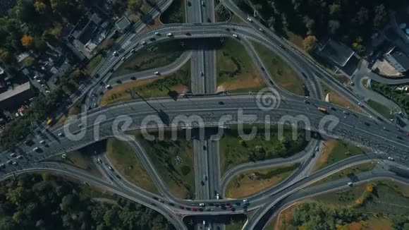 空中无人机镜头顶部圆形景观马拉松跑在道路交叉口宽镜头视频的预览图