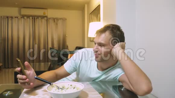 男人在家吃饭不是美味的食物视频的预览图