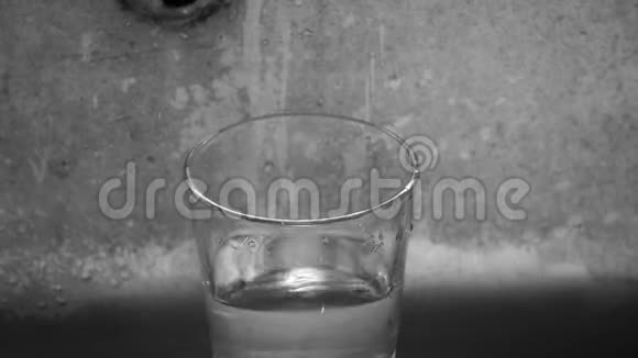 把杯子装满水关闭水滴视频的预览图