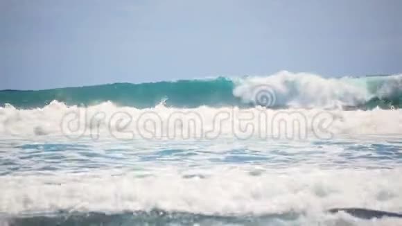 大西洋上的一波又一波缓慢的海浪冲向特内里费的黑色卵石海岸视频的预览图