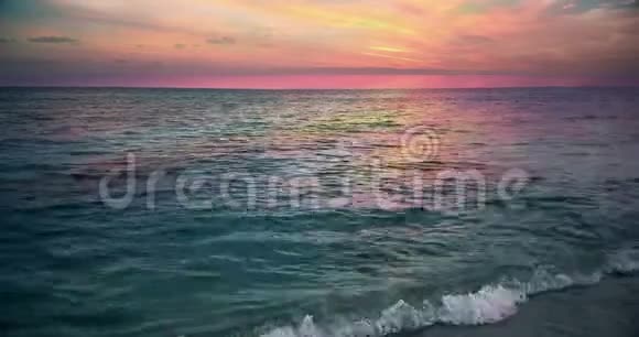 热带加勒比海海滩海日落时有金色的沙子和岩石天空五彩缤纷海洋运动缓慢度假放松和视频的预览图
