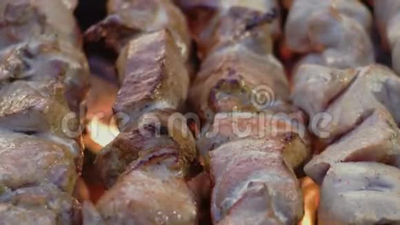 在金属串上烧烤的特写猪肉串派对用烧肉视频的预览图