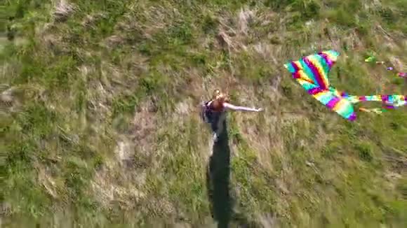 那个女孩带着风筝在绿色的田野上奔跑欢声笑语喜庆的心情家庭假日视频的预览图