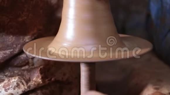 用手在陶轮相机上倾斜使陶器成形视频的预览图