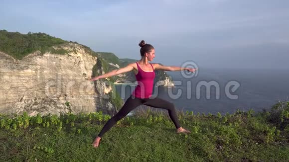 做瑜伽的女人侧角摆成体式海洋背景视频的预览图