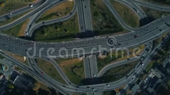 空中无人机镜头顶部圆形景观马拉松跑在道路交叉口宽镜头视频的预览图