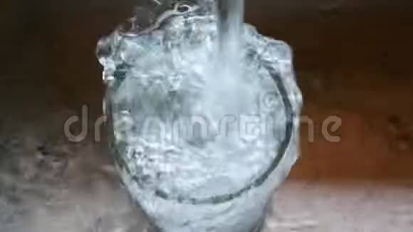 把杯子装满水关闭水滴视频的预览图