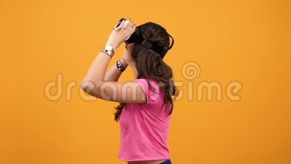 年轻美女体验VR技术视频的预览图