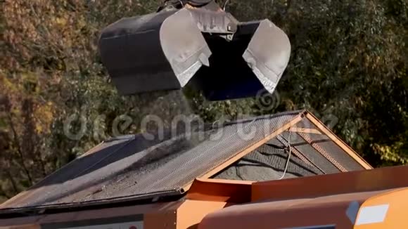 起重机上的铜带着建筑材料松散物质森林背景视频的预览图