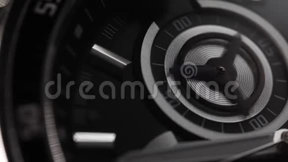 手表现代风格的机制计时器用第二只手合上特写宏观查看浅深度视频的预览图