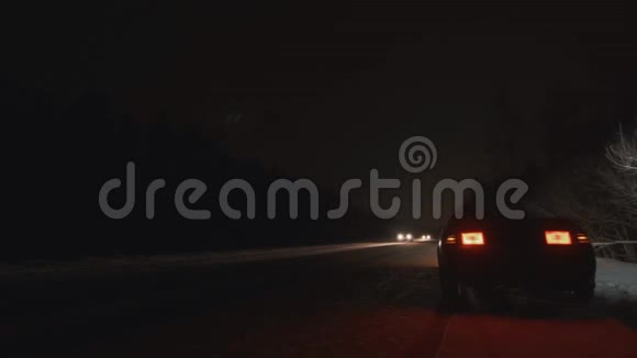 冬天晚上开车在路上帮忙视频的预览图