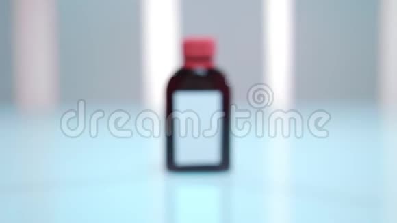 女用手从瓶子里倒药糖浆预防流感保健视频的预览图