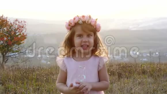 草地上欢快的小女孩的肖像视频的预览图