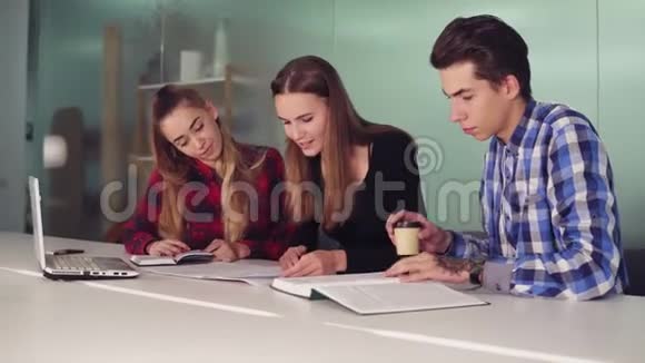 学生们集中精力做作业坐在桌子旁喝咖啡青年群体视频的预览图