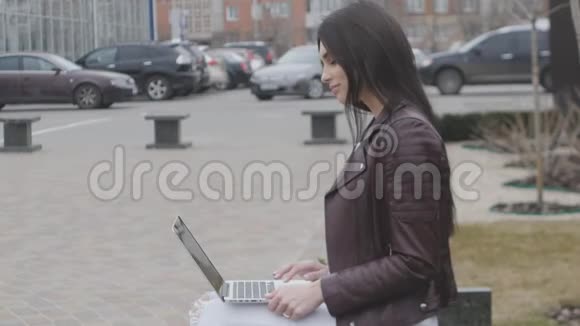 利用笔记本电脑在户外休息的年轻有魅力女商人特写镜头视频的预览图