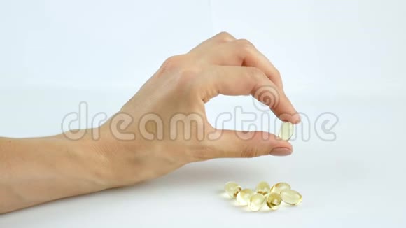 女人数手里的维生素欧米茄三脂肪酸健康饮食特写白色背景视频的预览图