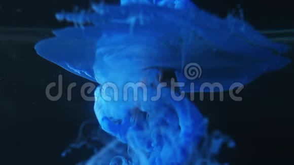 油漆刷放在水里艺术家画了画用浸在液体中的丙烯酸蓝色墨水刷真实的视觉视频的预览图
