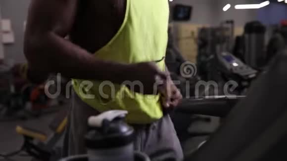 非裔美国人在健身房跑步机上跑步有氧运动视频的预览图
