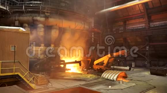 冶金厂工作机械钢水生产库存录像钢厂输送机用热钢视频的预览图