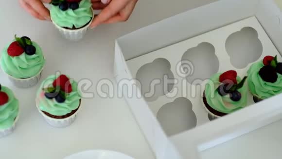女糕点师的手把刚做的奶油蛋糕包装成礼品盒并用视频的预览图