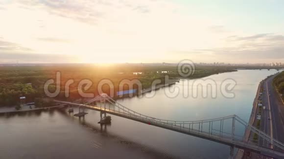 空中景观傍晚日落在城市上空无人机俯视吊桥视频的预览图
