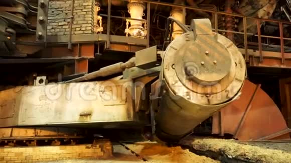 钢铁生产在冶金厂重工业概念库存录像把桶装起来喂视频的预览图