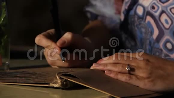 女性在婚礼前在新娘日记上写笔记大日子计划视频的预览图