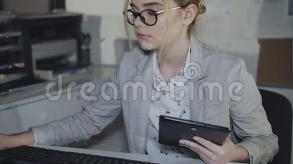 忙碌的女孩厌倦了在办公室里使用电脑和文件4K视频的预览图