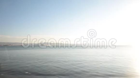 伊兹密尔海湾从通勤火车的窗口视频的预览图