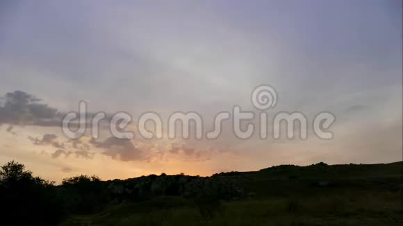 在灰色云层背景下的山脉乌云笼罩着山顶太阳从山上升起视频的预览图