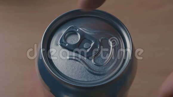 打开没有标识的汽水罐里面装着汽水视频的预览图