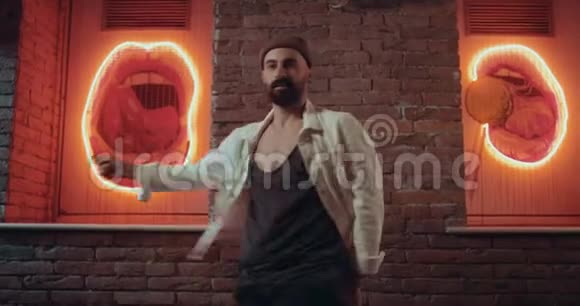 迷人的男人在红色灯光室跳舞专业背景惊人视频的预览图
