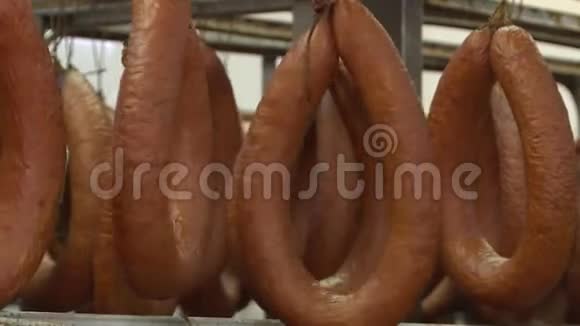肉类行业熏肉和香肠的生产视频的预览图