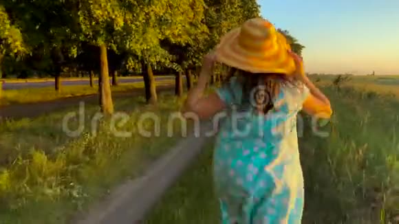 戴着黄色帽子的美女在乡下户外跑步自由概念视频的预览图