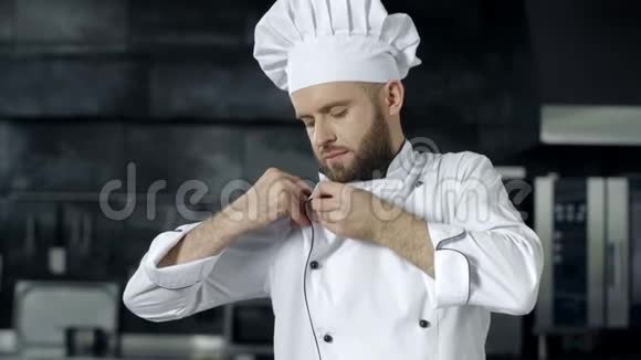 厨师准备在餐厅厨房做饭严肃男厨师的肖像视频的预览图