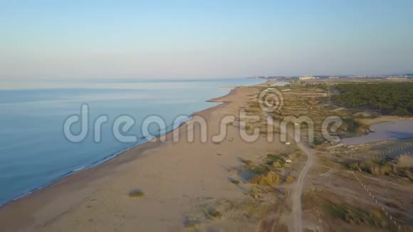 4K航天无人机观海岸线海滩冲浪断点景观与海洋背景的沙丘视频的预览图