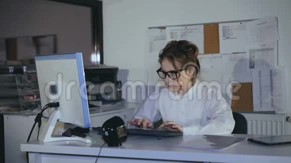 厌倦了与电脑女孩一起工作在办公室里扔文件4K视频的预览图