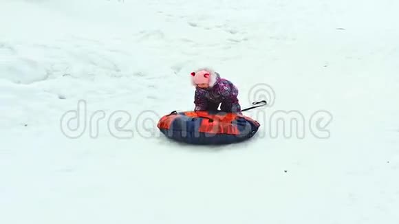 儿童滑在雪管上视频的预览图