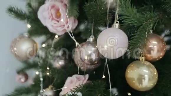 一棵圣诞树上装饰着闪亮的圣诞树玩具和闪亮的灯光视频的预览图