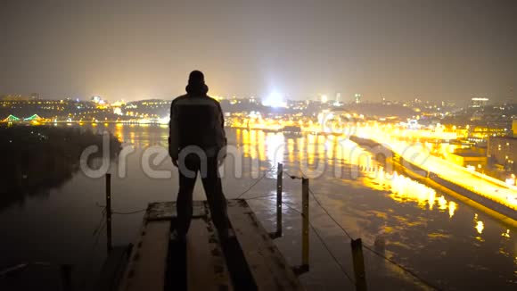 夜晚在桥边沉思人们在城市中欣赏美妙的景色视频的预览图