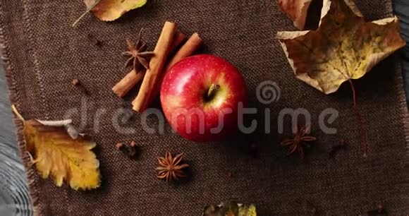 带落叶和香料的熟苹果视频的预览图