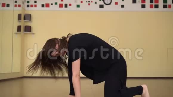 现代舞者在有镜子的工作室里取暖女孩训练舞蹈视频的预览图
