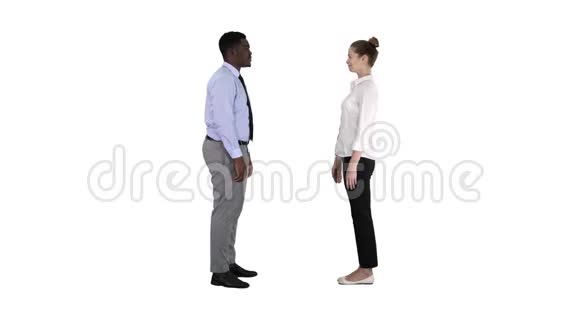 商业女性和商业男性在白色背景上为照片拍照握手视频的预览图