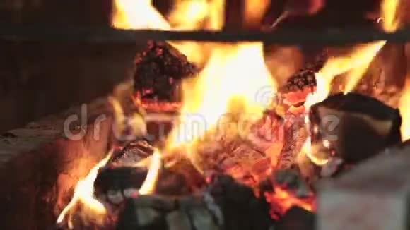 壁炉里着火了中型火焰壁炉的回环夹视频的预览图