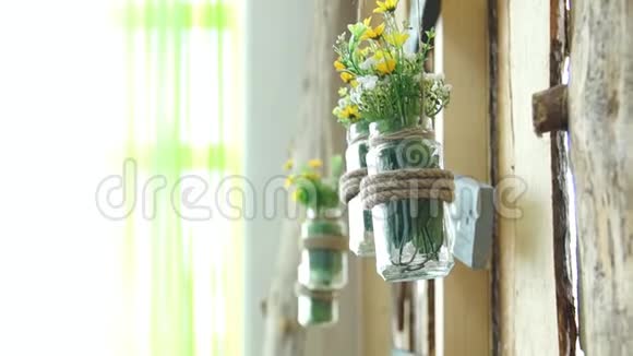 玻璃罐子里的鲜花视频的预览图